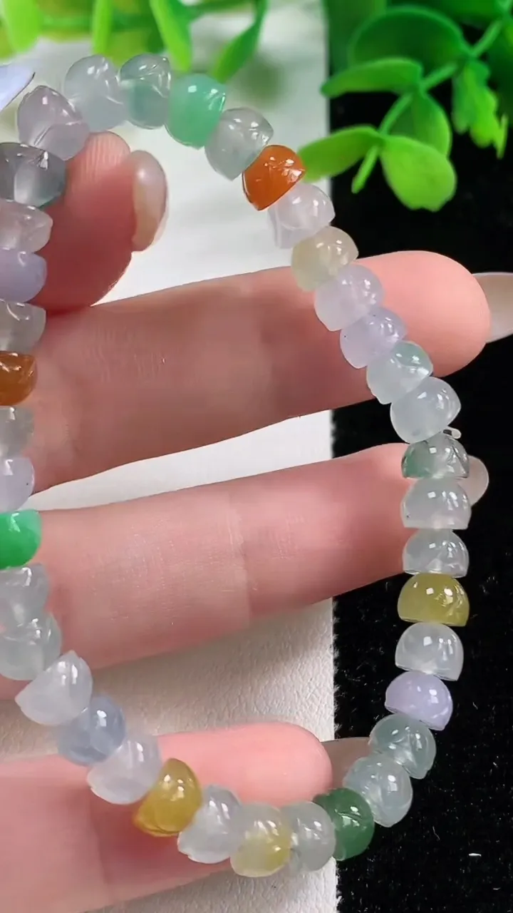 天然A货翡翠种四彩莲蓬手串，尺寸6.2-4.2-38颗，重量:13.10g11月2日
工厂直销收藏佳品,种好水足，色泽均匀，有种有色，上手高大气！