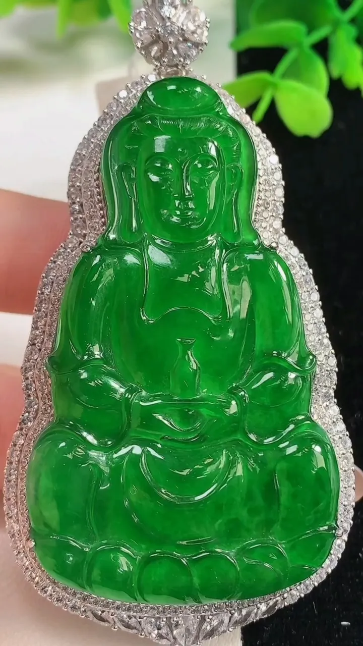 天然A货翡翠观音菩萨吊坠，尺寸81-43-14.9，裸石62.6-37重量:55.63g
11月2日