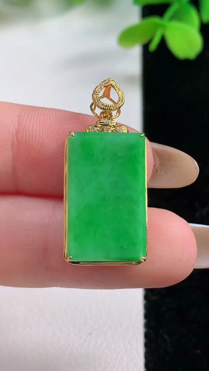 天然A货翡翠无事牌吊坠，尺寸28.7-13-6.6，裸石19.6-11.5重量:3.03g
11月2
