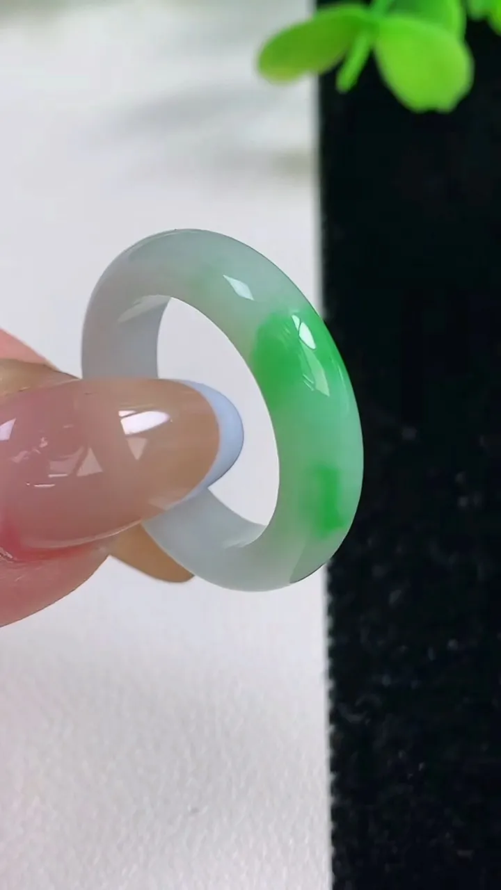 天然A货翡翠指环戒指，尺寸18-5.3-3.4，重量:4.05g2025年11月2日
工厂直销收藏佳