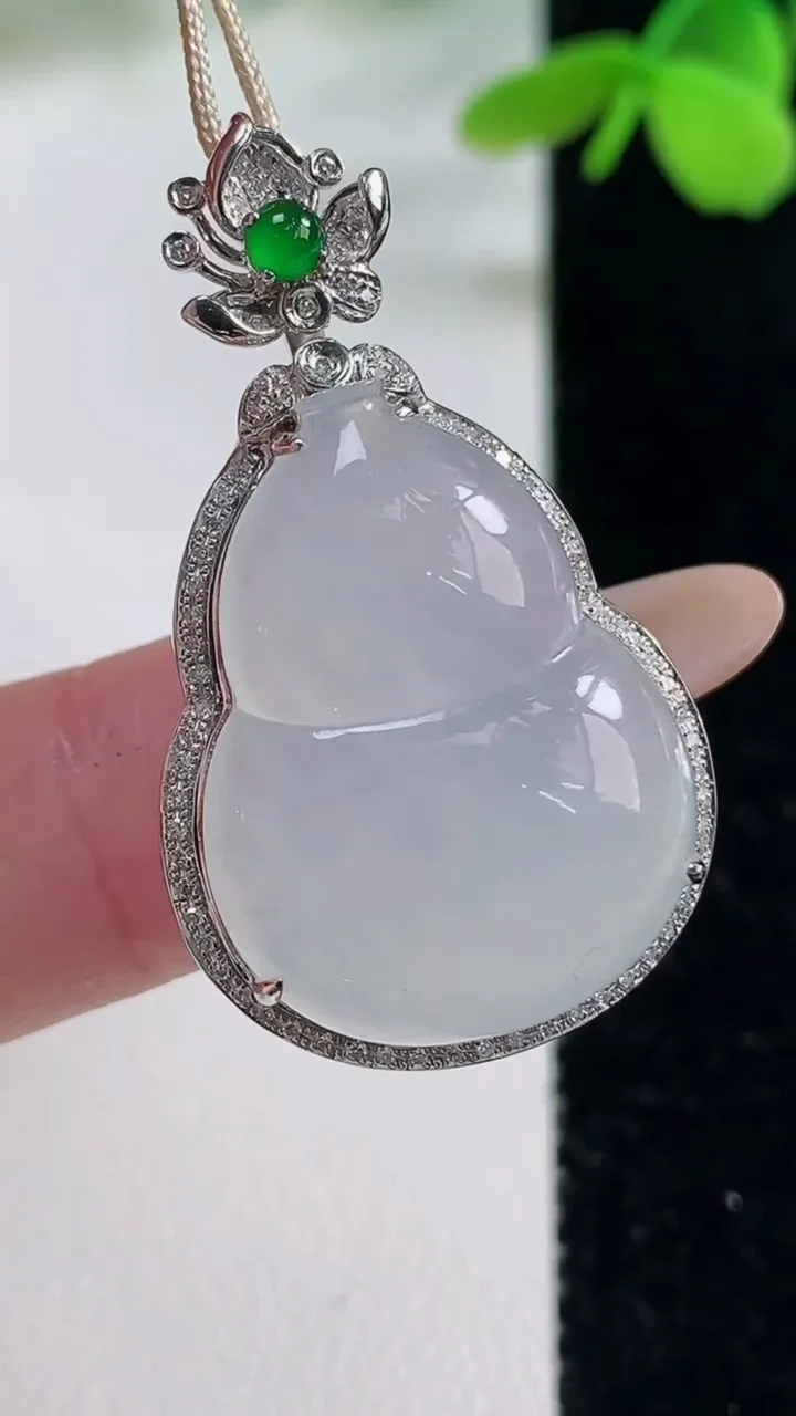 天然A货翡翠种白冰葫芦吊坠，尺寸35.7-21-9.8，裸石23.7-17.8重量:6.69g
11