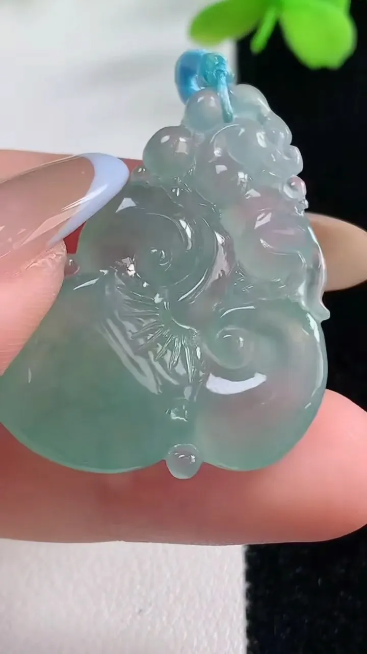 天然A货翡翠寿桃吊坠，尺寸33.8-27-7，重量:8.36g
11月2日