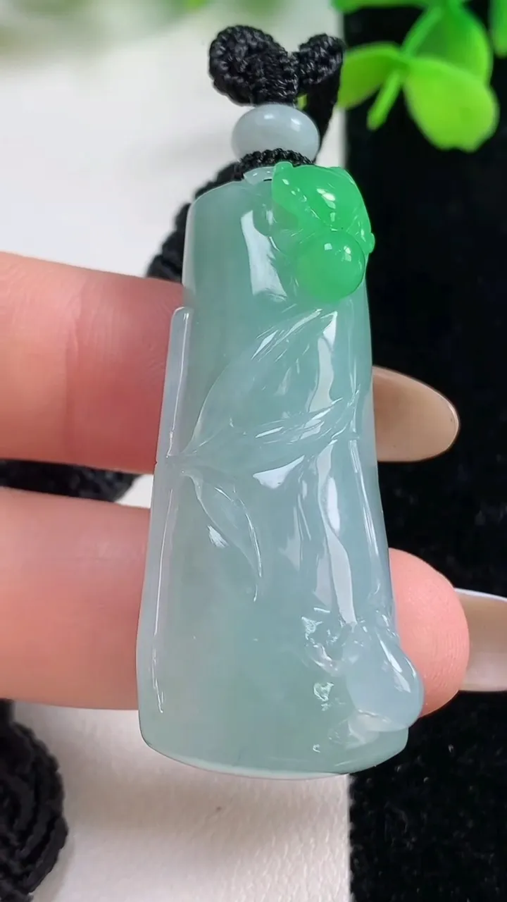 天然A货翡翠节节高升 竹节吊坠，尺寸45.2-18.6-11.4，重量:21.66g
11月2日