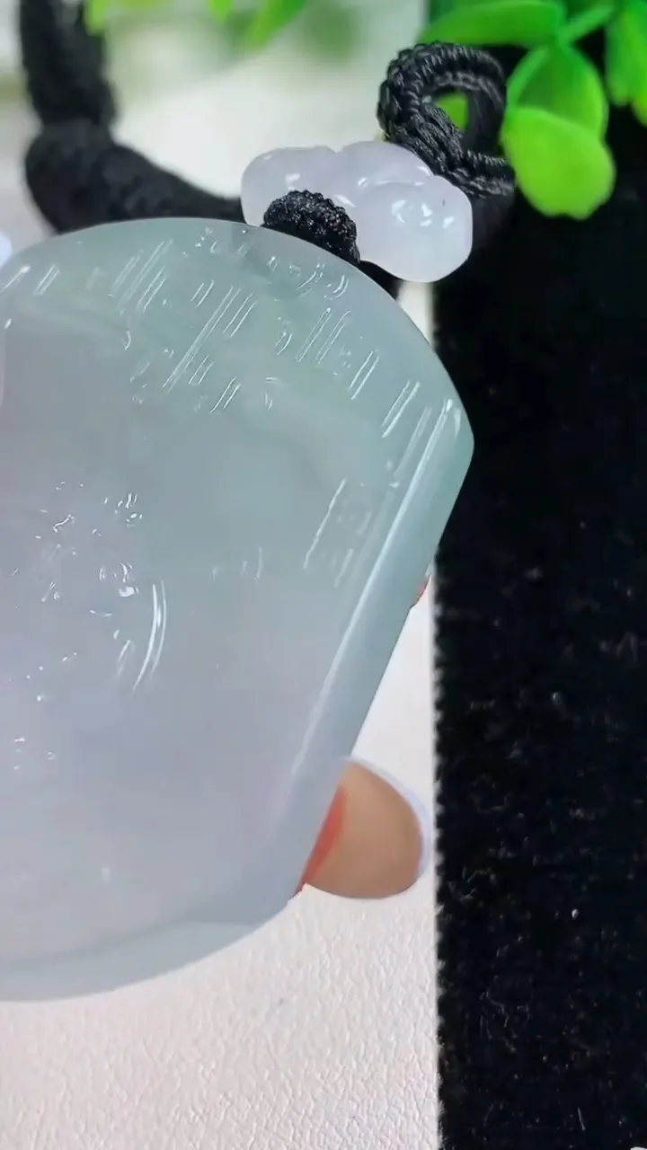 天然A货翡翠仿古无事牌吊坠，尺寸48.8-42.3-6.1，重量:35.01g
11月2日