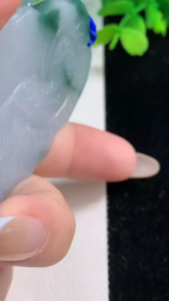 天然A货翡翠飘花龙牌吊坠，尺寸69.5-43.3-14.6，重量:89.89g
11月2日