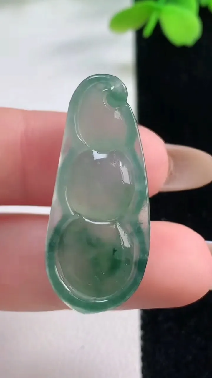 天然A货翡翠福豆吊坠，尺寸34.8-15-5.6，重量:5.30g
11月2日