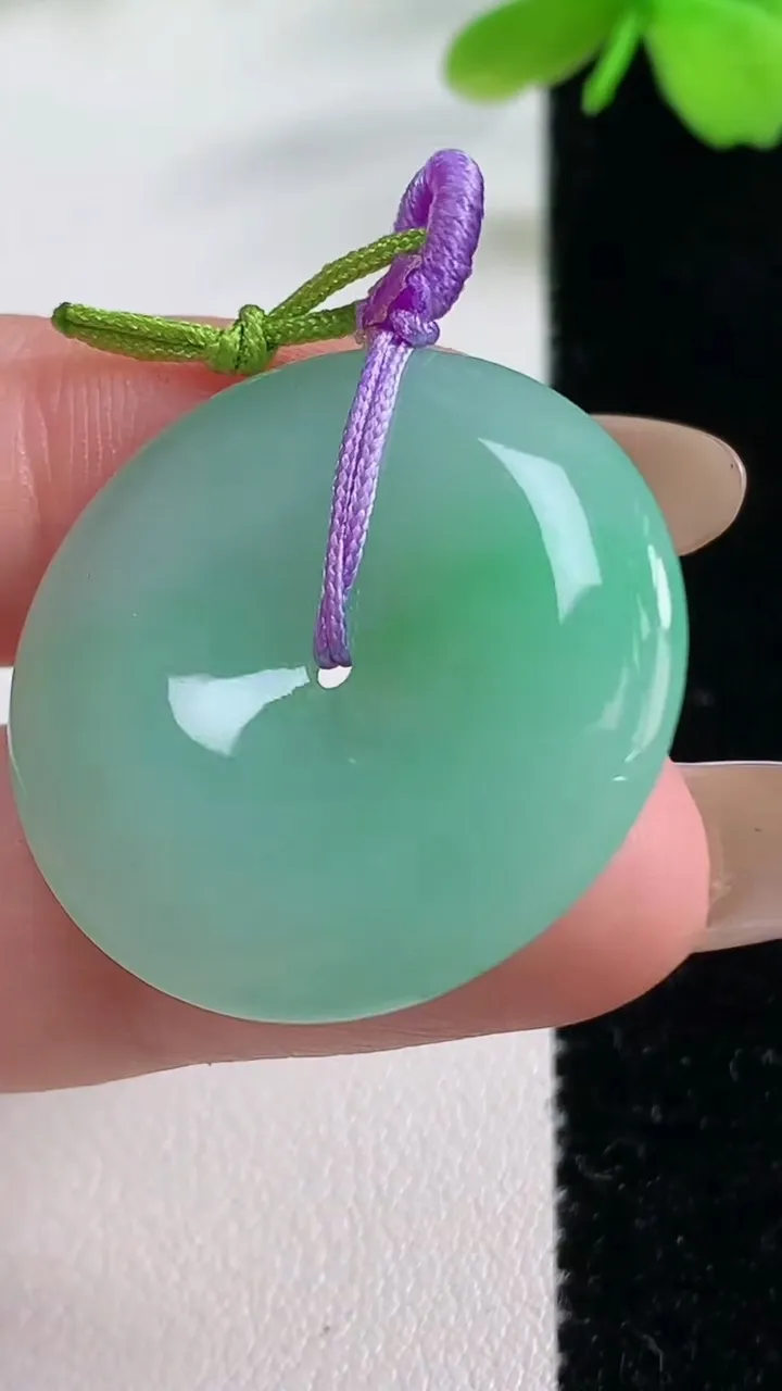 天然A货翡翠平安扣吊坠，尺寸28.5-4.6，重量:8.49g
11月2日