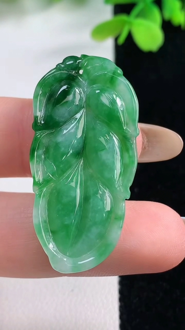 天然A货翡翠金枝玉叶 叶子吊坠，尺寸39.5-19-3.4，重量:4.69g
11月2日