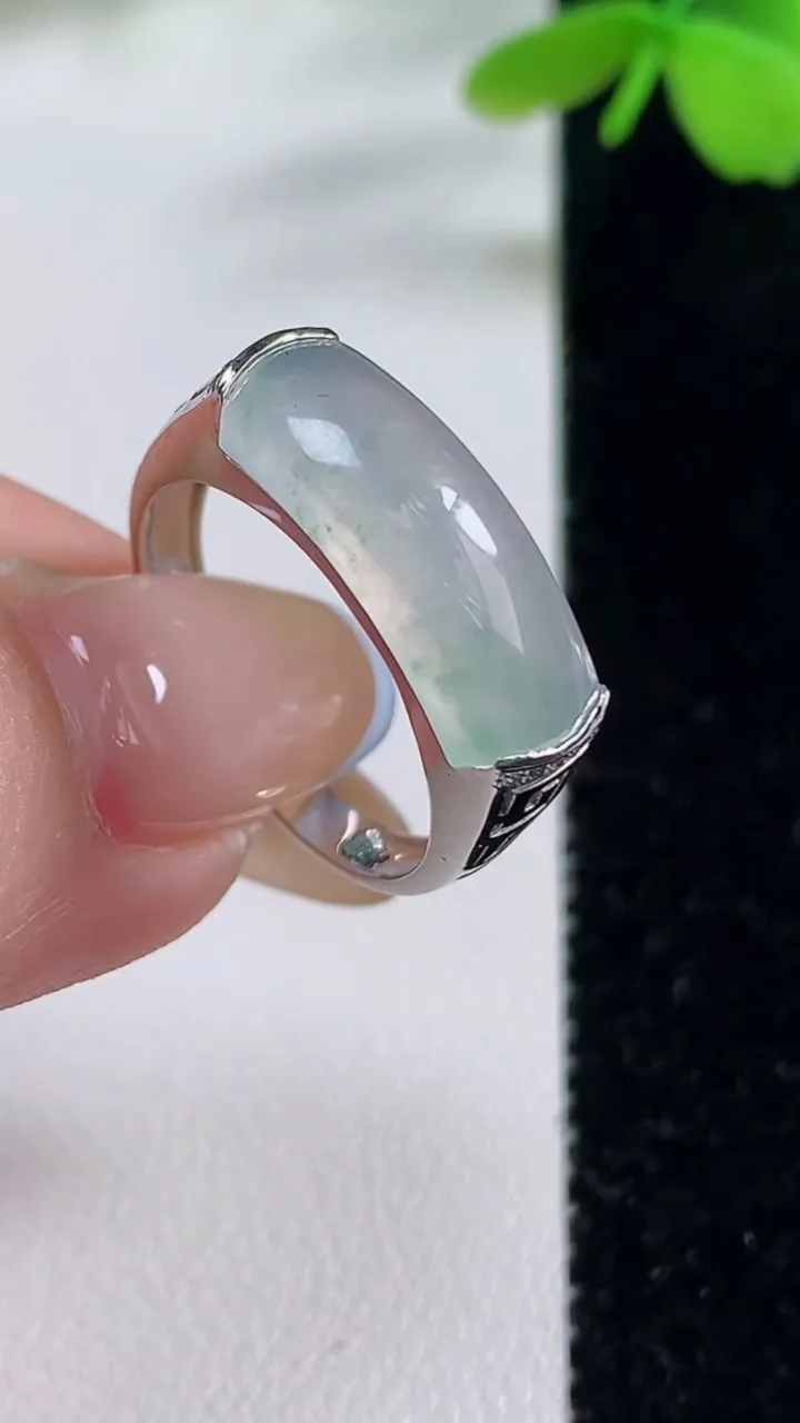 天然A货翡翠种飘花马鞍戒指，尺寸18.3-5.9-4.6，重量:4.32g2025年11月2日
工厂直销收藏佳品,种好水足，色泽均匀，有种有色，上手高大气！