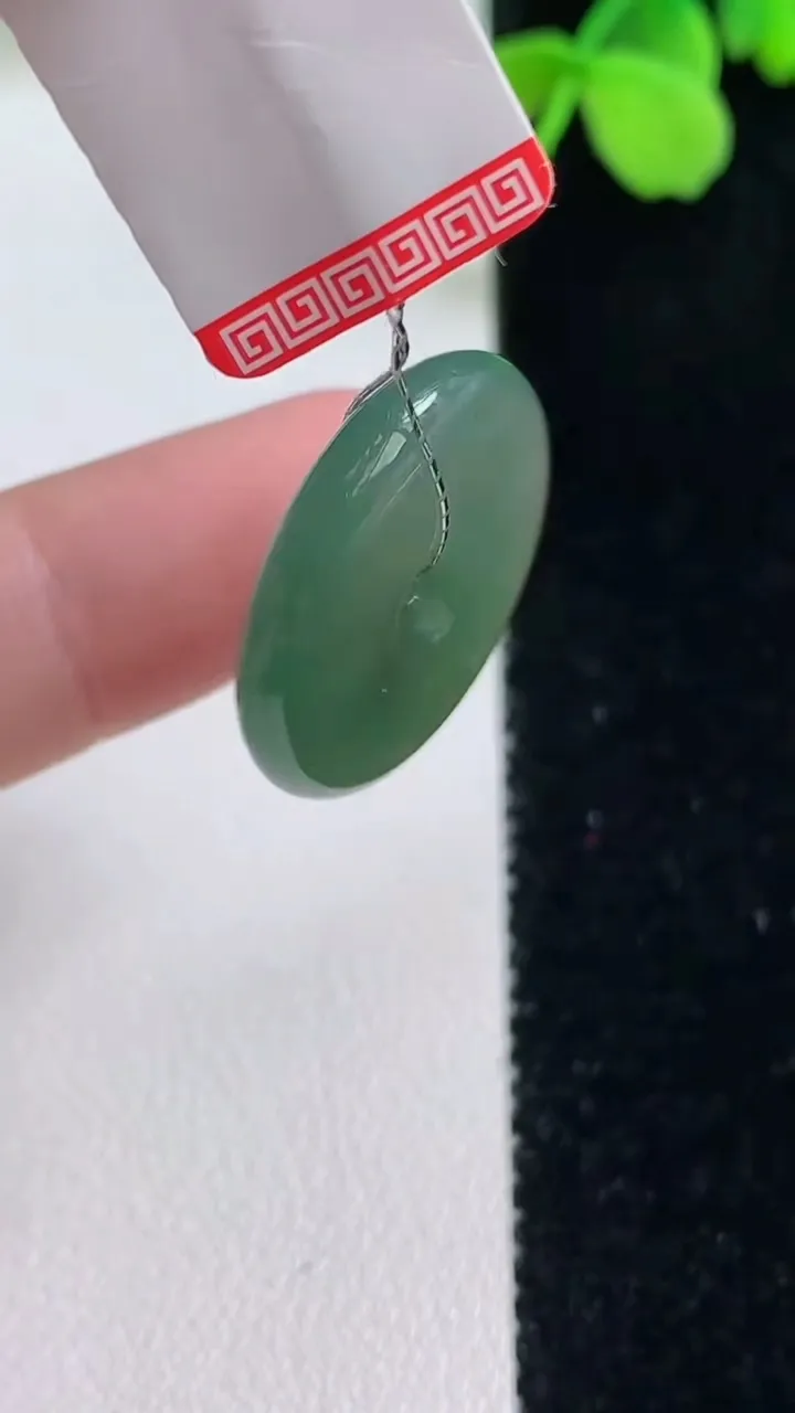 天然A货翡翠平安扣吊坠，尺寸21-5，重量:4.97g
11月2日