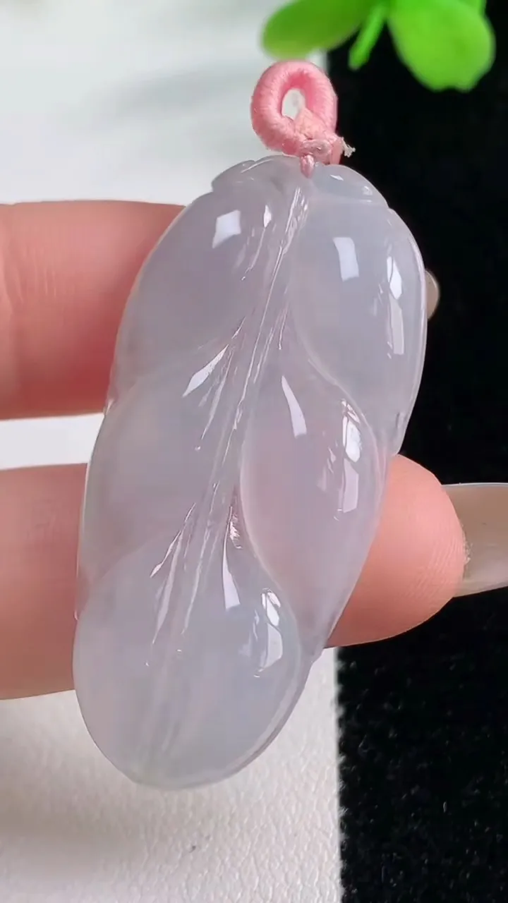 天然A货翡翠金枝玉叶 叶子吊坠，尺寸42.8-21.6-4.6，重量:7.65g
11月2日