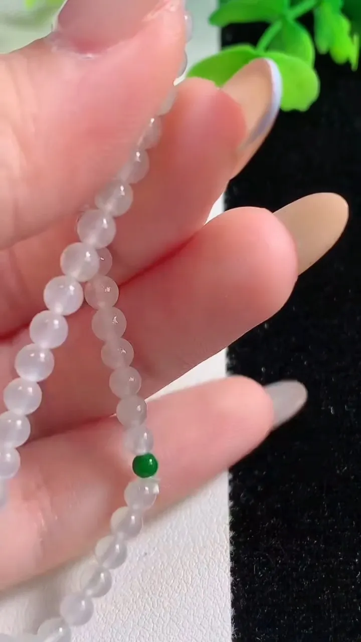 天然A货翡翠种白冰圆珠小米珠手串，尺寸3.8-45颗，重量:4.47g11月2日
工厂直销收藏佳品,种好水足，色泽均匀，有种有色，上手高大气！