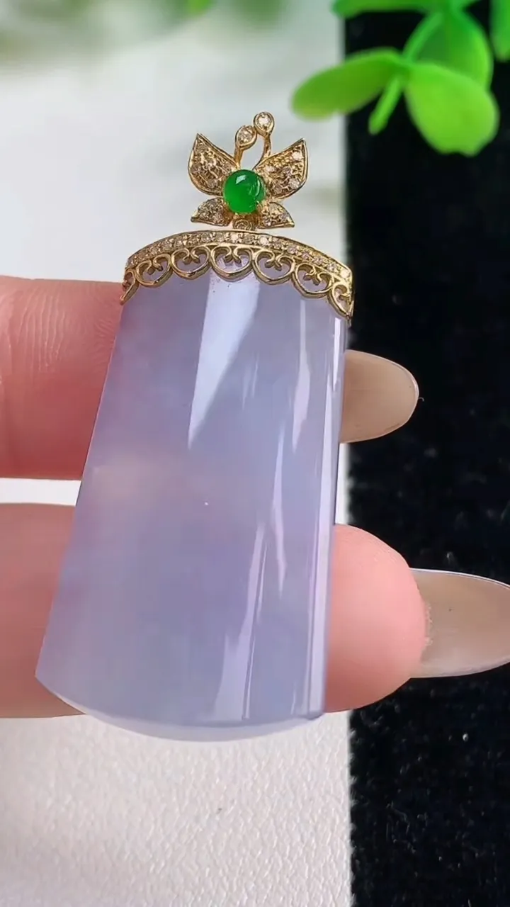 天然A货翡翠18K金紫罗兰无事牌吊坠，尺寸35.6-18.7-5.2，重量:10.00g
11月2日