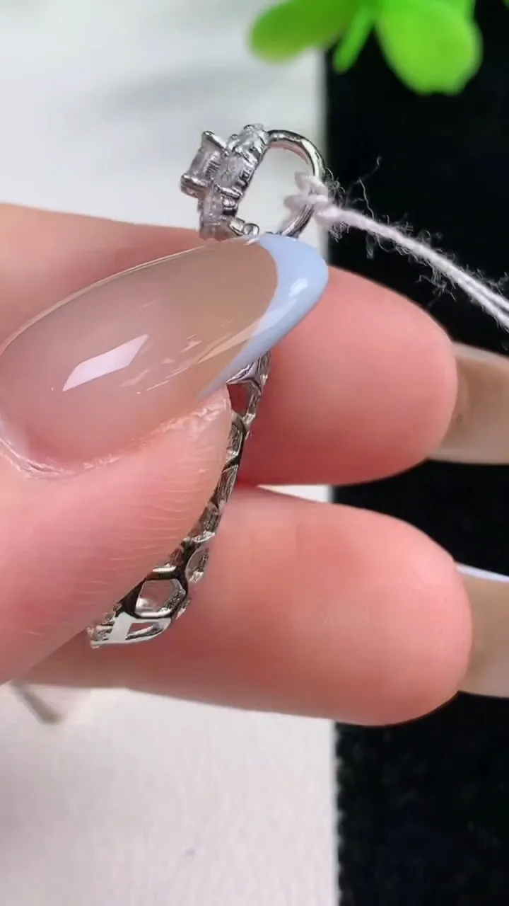 天然A货翡翠福豆吊坠，尺寸32.7-12-9.8，裸石19.7-9重量:4.09g
11月2日