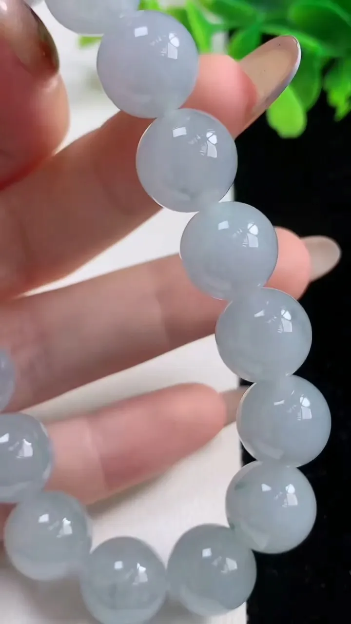 天然A货翡翠飘花圆珠手串，尺寸12.3，重:55.14g11月2日
工厂直销收藏佳品,种好水足，色泽均匀，有种有色，上手高大气！