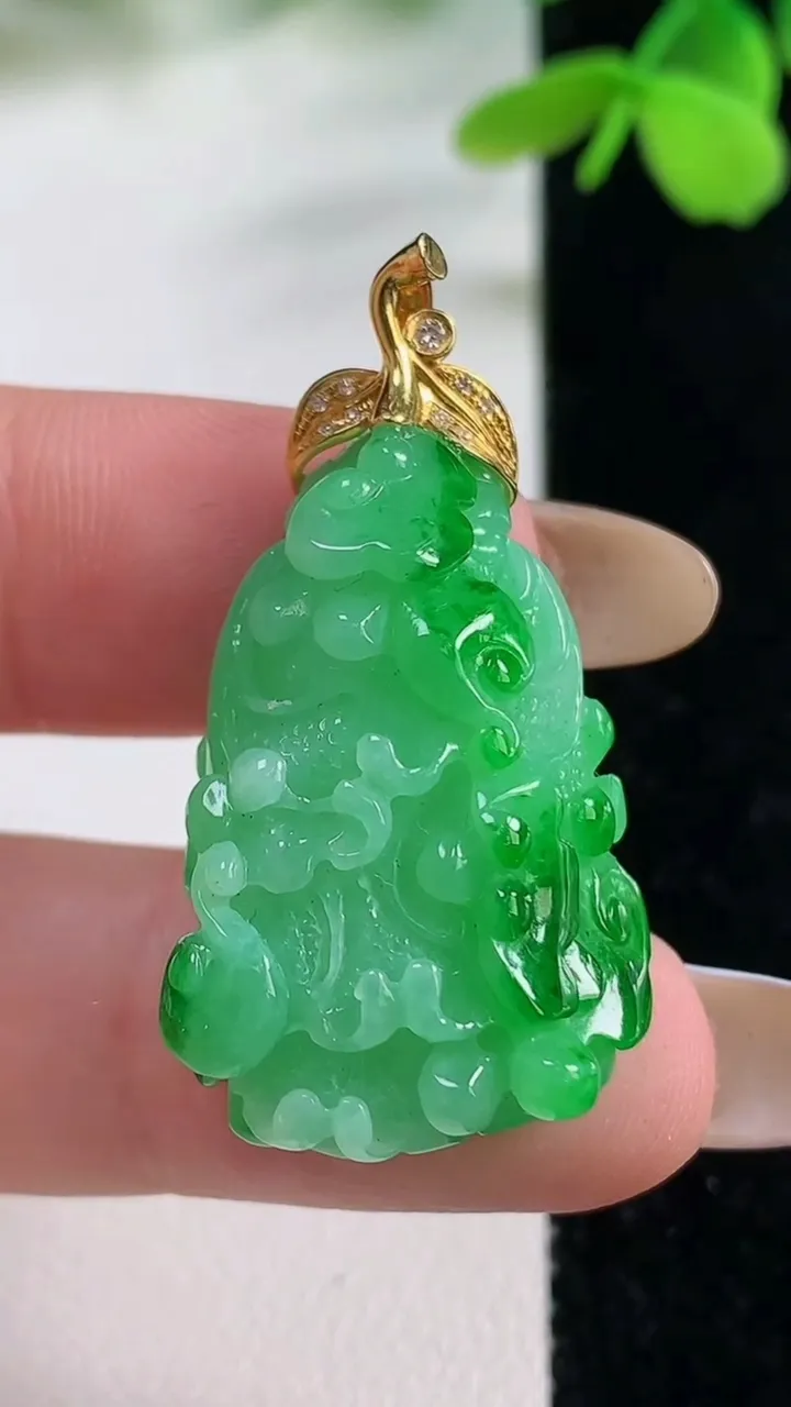 天然A货翡翠白菜吊坠，尺寸29.6-19-9.3，重量:9.95g
11月2日