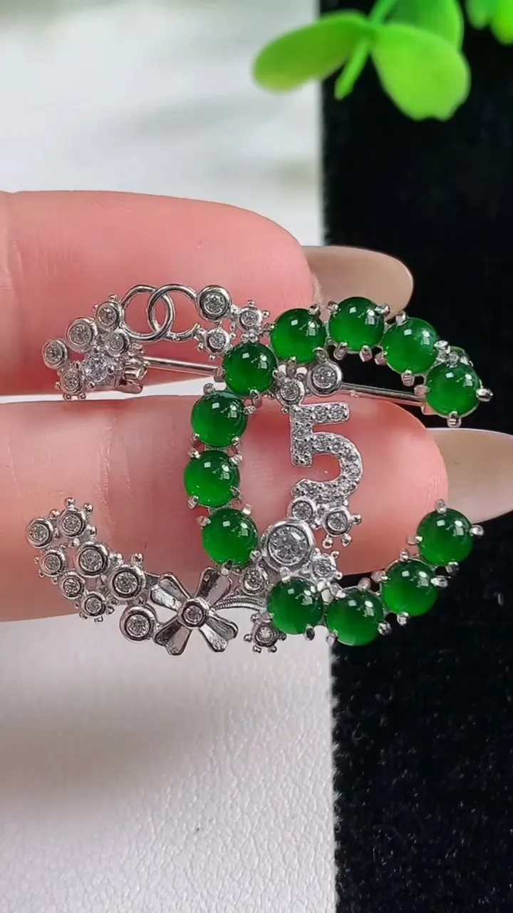 天然A货翡翠蛋面胸针，尺寸4，重量:4.96g
11月2日