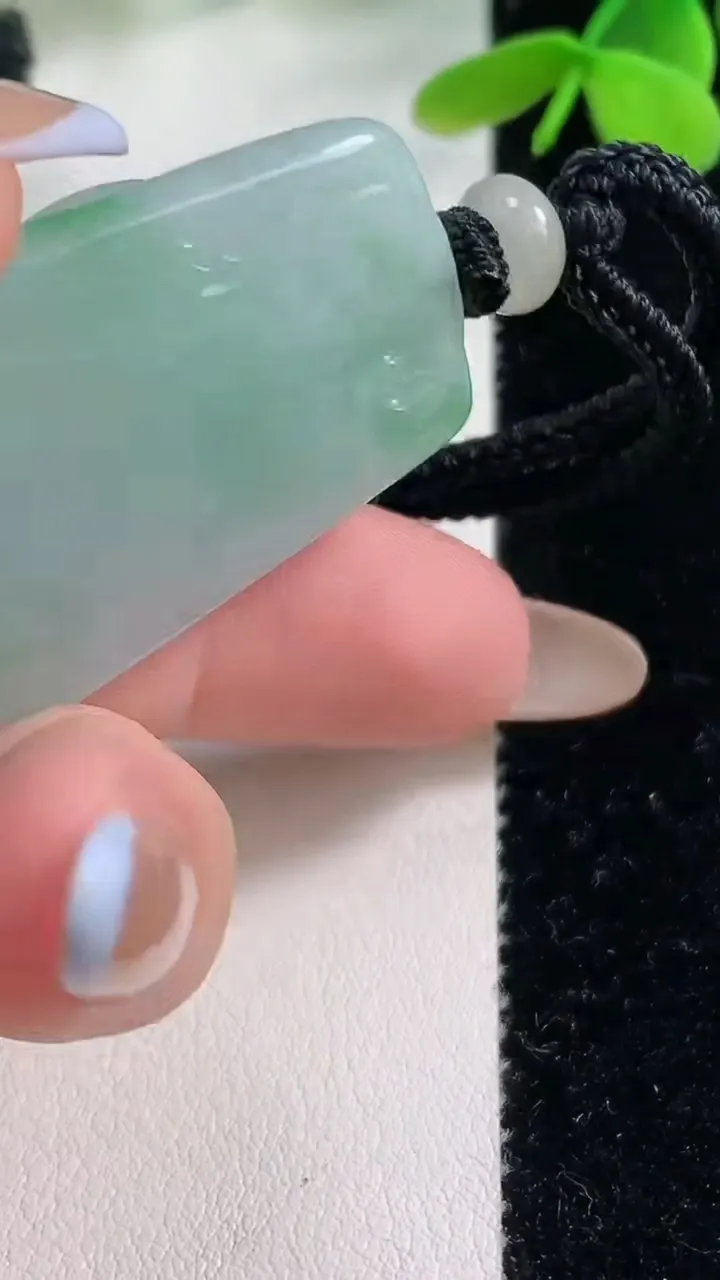 天然A货翡翠梅花鹿吊坠，尺寸55-30.5-6.2，重量:28.33g
11月2日