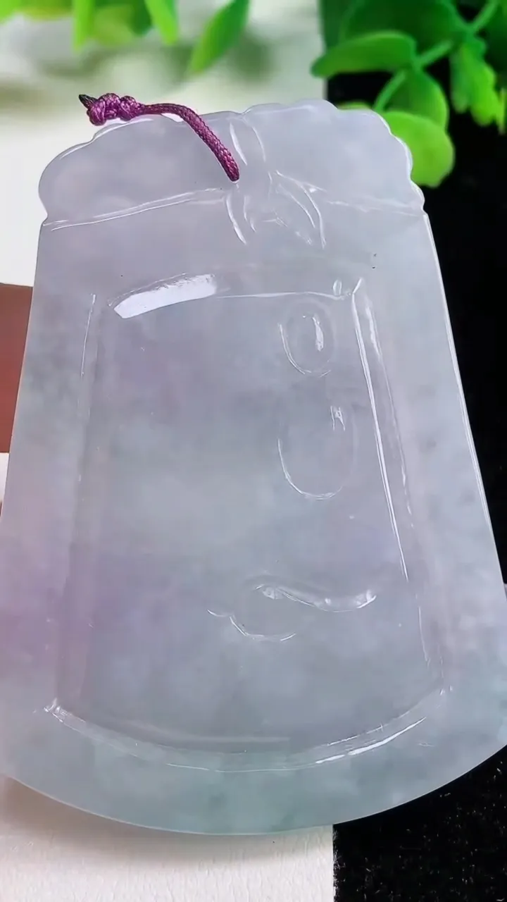 天然A货翡翠春带彩紫罗兰文殊菩萨吊坠，尺寸66.7-51-6.4，重量:41.86g
11月2日