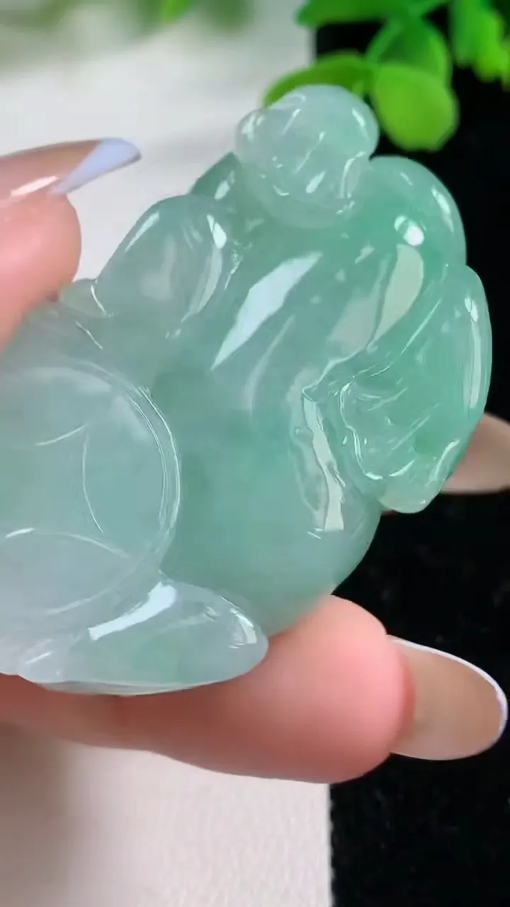 天然A货翡翠霸王貔貅吊坠，尺寸47.5-29.2-12，重量:40.80g
11月2日