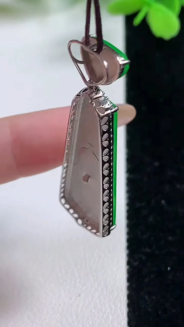 天然A货翡翠无事牌吊坠，尺寸42.3-14.2-4.9，裸石30.3-13重量:4.74g
11月3日