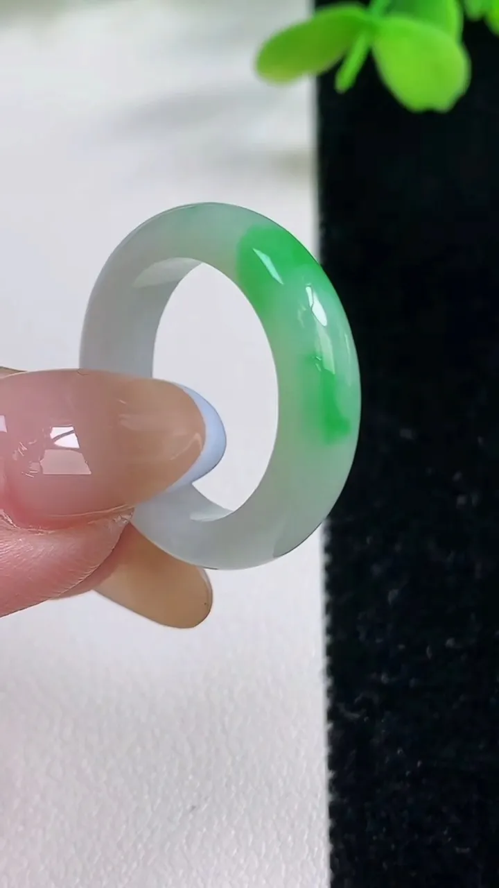 天然A货翡翠指环戒指，尺寸18-5.3-3.4，重量:4.05g2025年11月2日
工厂直销收藏佳品,种好水足，色泽均匀，有种有色，上手高大气！