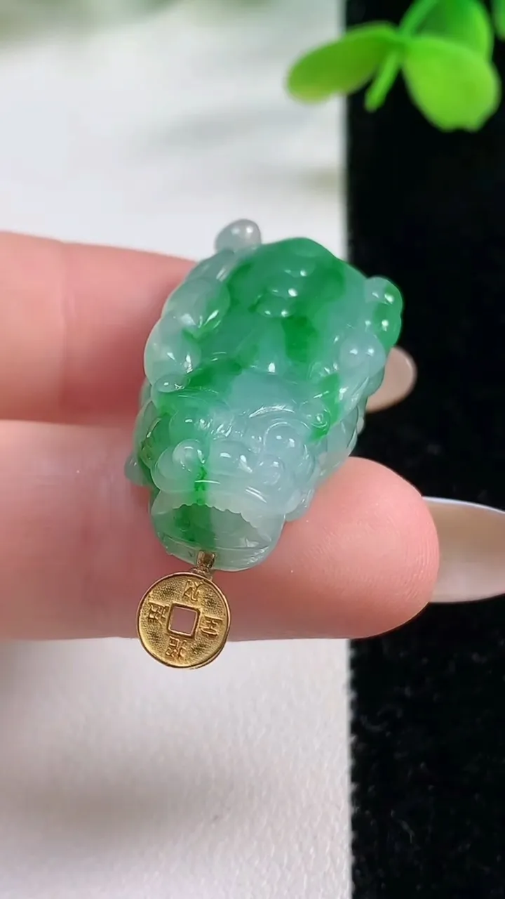 天然A货翡翠貔貅吊坠，尺寸33.5-16.4-9.1，重量:11.48g
11月2日