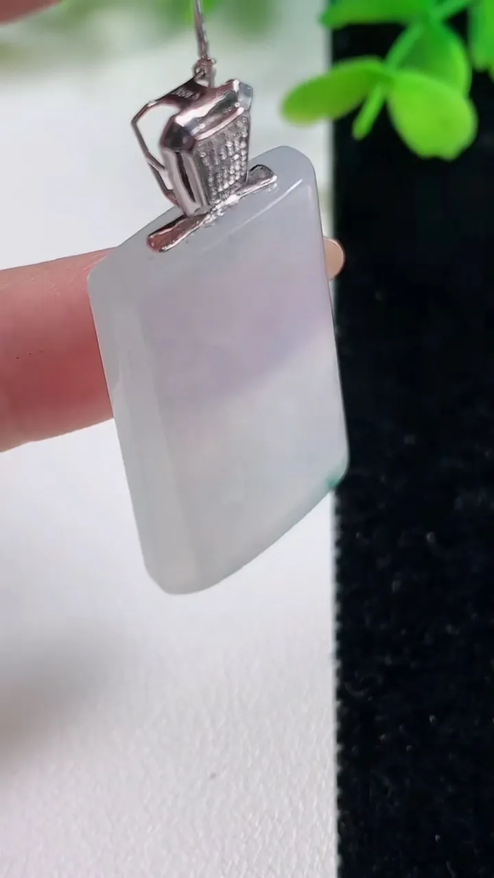 天然A货翡翠种飘花无事牌吊坠，尺寸35.7-20-5.1，重量:11.90g
11月2日