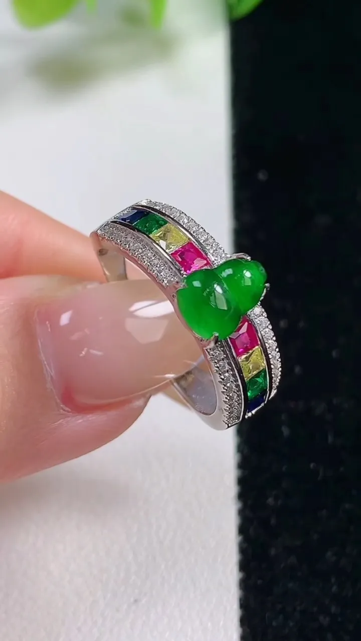 天然A货翡翠葫芦戒指，尺寸8.1-6.1-4.9，重量:3.89g2025年11月2日
工厂直销收藏佳品,种好水足，色泽均匀，有种有色，上手高大气！