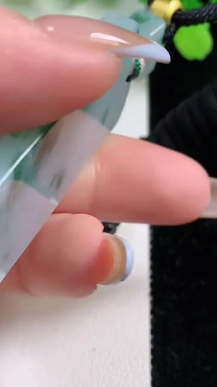 天然A货翡翠飘花仿古无事牌吊坠，尺寸52.3-22.7-5.1，重量:25.21g
11月2日