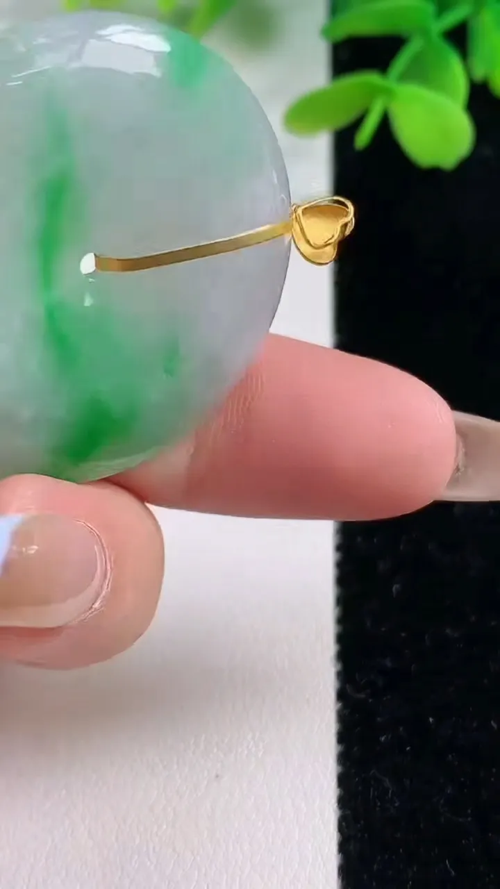 天然A货翡翠平安扣吊坠，尺寸35-5.5，重量:14.35g
11月2日