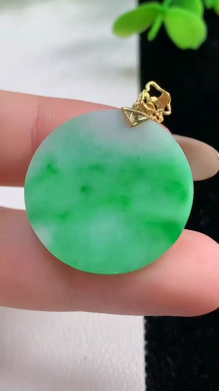 天然A货翡翠无事牌吊坠，尺寸25.7-1.7，重量:3.78g
11月2日