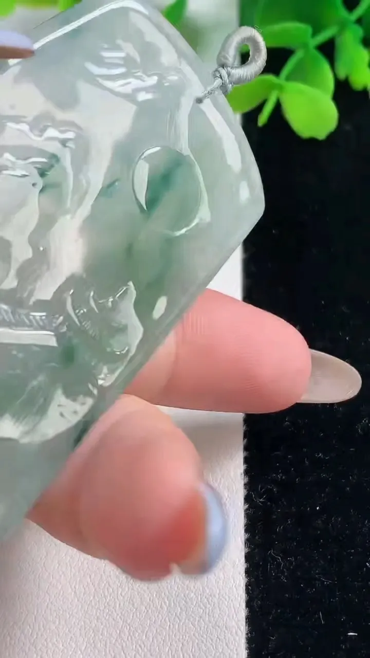 天然A货翡翠种飘花山水牌吊坠，尺寸71-40.8-6.3，重量:43.08g
11月2日