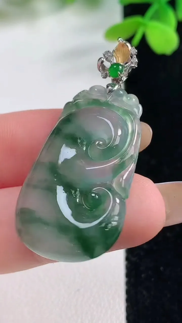 天然A货翡翠种飘花如意吊坠，尺寸32.7-19.5-4.3，重量:5.94g
11月2日