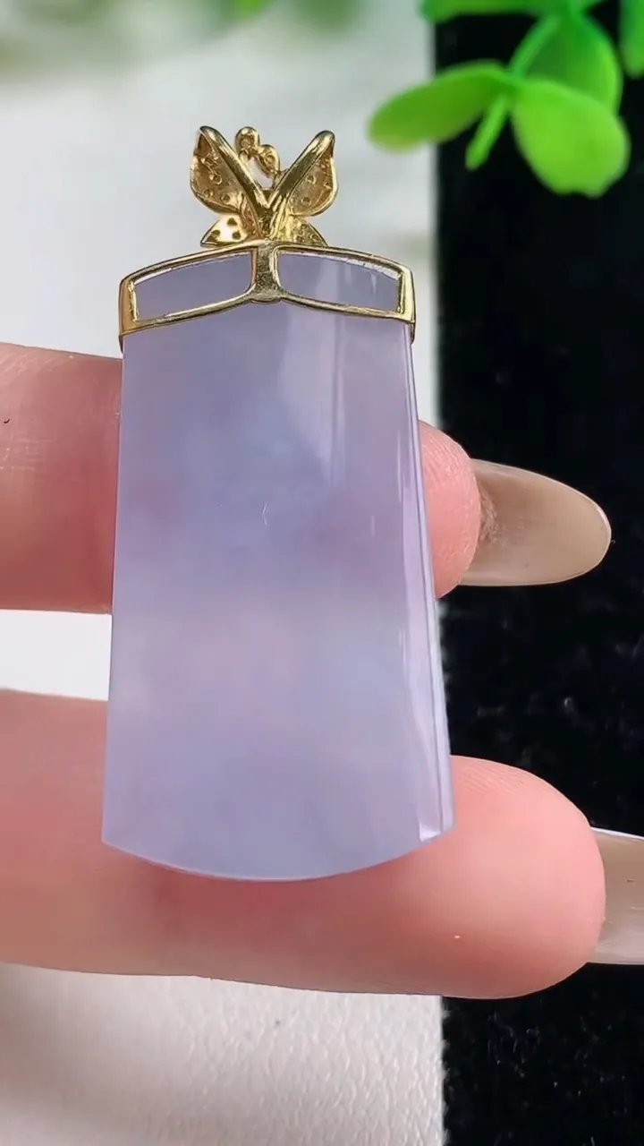 天然A货翡翠18K金紫罗兰无事牌吊坠，尺寸35.6-18.7-5.2，重量:10.00g
11月2日