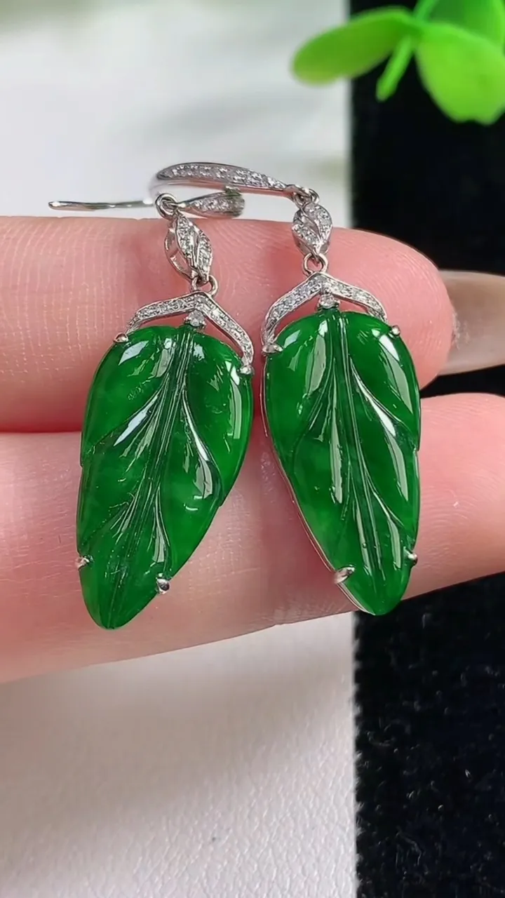 天然A货翡翠金枝玉叶叶子耳坠，尺寸19.6-10.7-3.8，重量:2.20g
11月2日