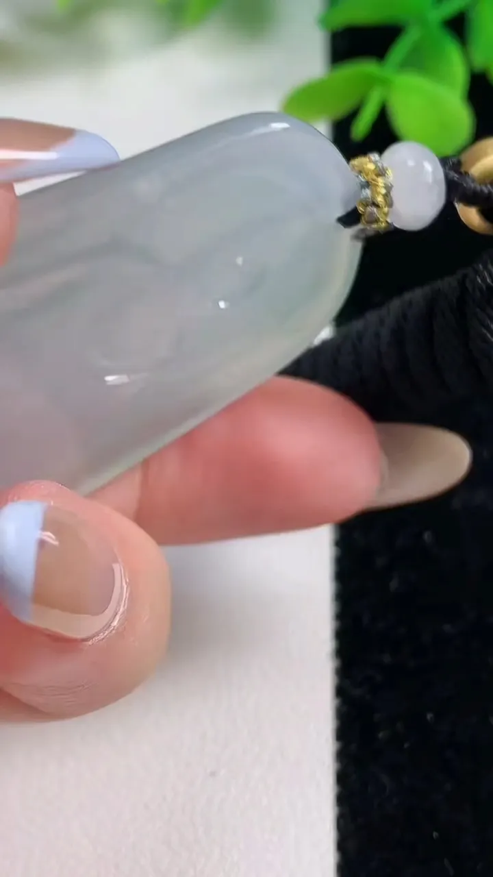 天然A货翡翠种飘花大势至菩萨吊坠，尺寸56-29.3-5.9，重量:25.00g
11月2日