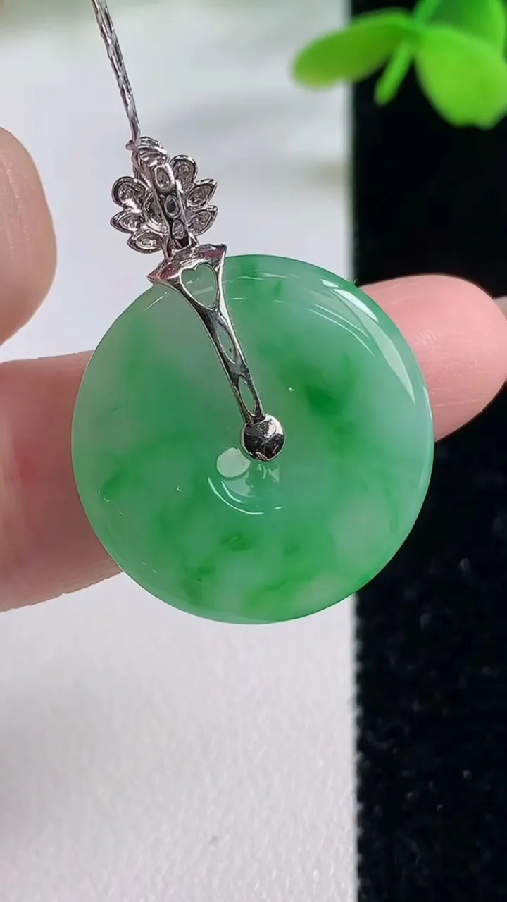 天然A货翡翠平安扣吊坠，尺寸22.3-3.5，重量:4.67g
11月2日