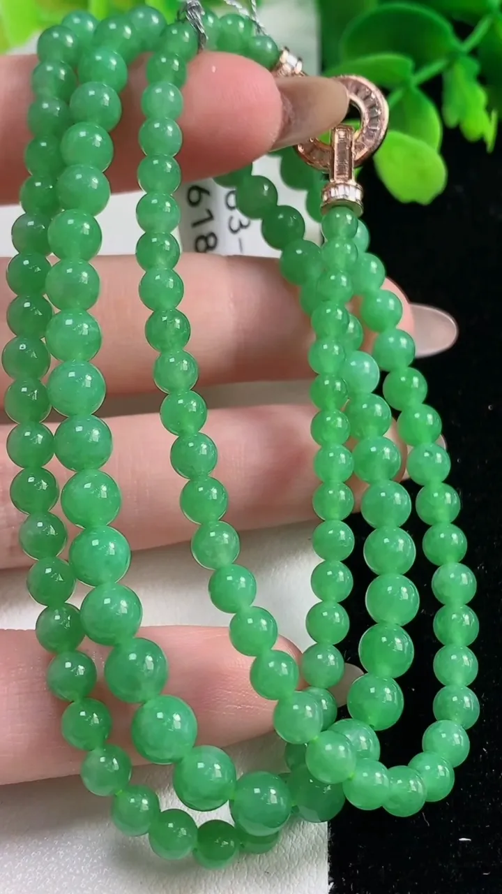 天然A货翡翠圆珠项链，尺寸5.5-122颗，重量:26.22g11月2日
工厂直销收藏佳品,种好水足，色泽均匀，有种有色，上手高大气！
