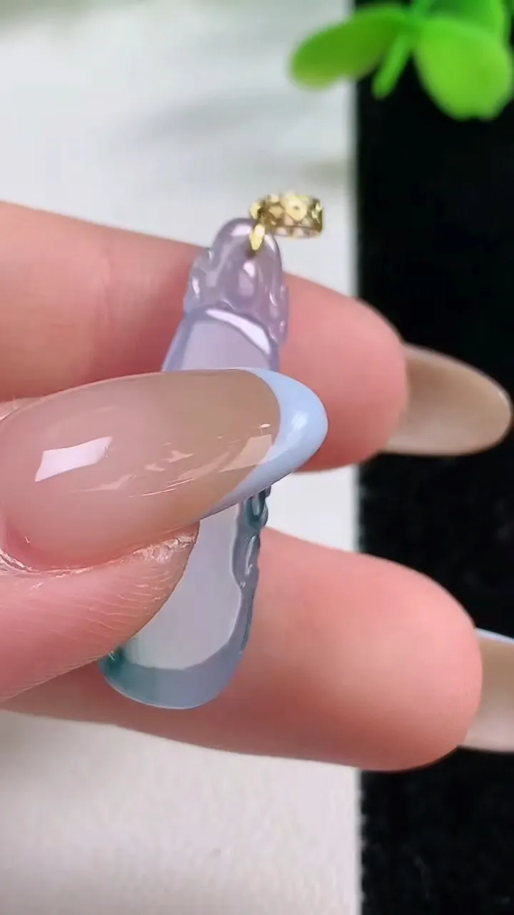 天然A货翡翠18K金紫罗兰飘花福瓜吊坠，尺寸31.5-10.3-4.3，重量:2.67g
11月2日