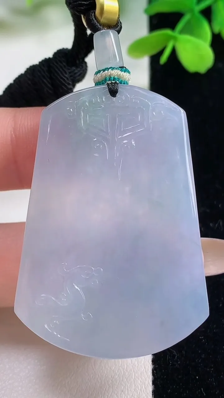 天然A货翡翠紫罗兰仿古无事牌吊坠，尺寸47.7-32.3-5，重量:24.11g
11月2日