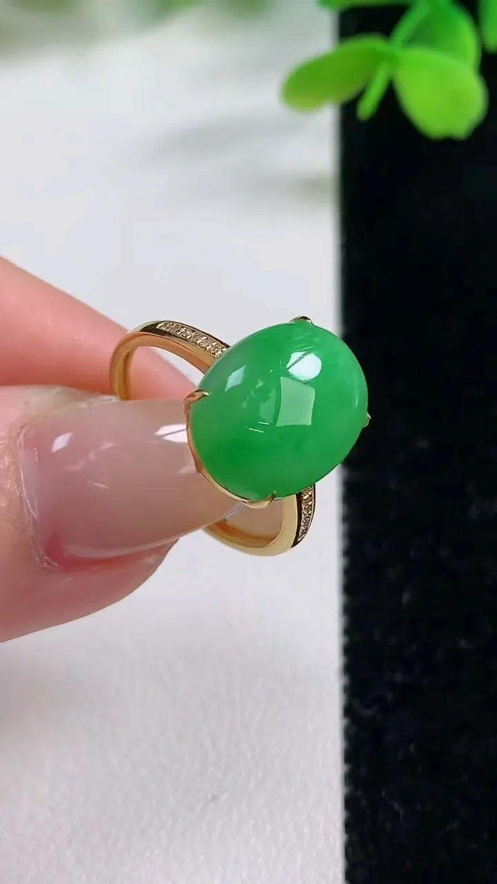 天然A货翡翠蛋面戒指，尺寸17.3-13.6-10-5.8，重量:2.26g2025年11月2日
工