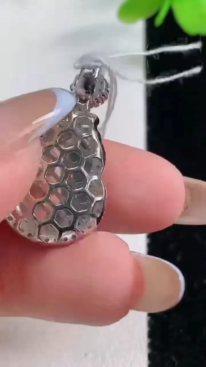 天然A货翡翠葫芦吊坠，尺寸28.7-15.4-8.1，16.8-13.2重量:3.82g
11月2日