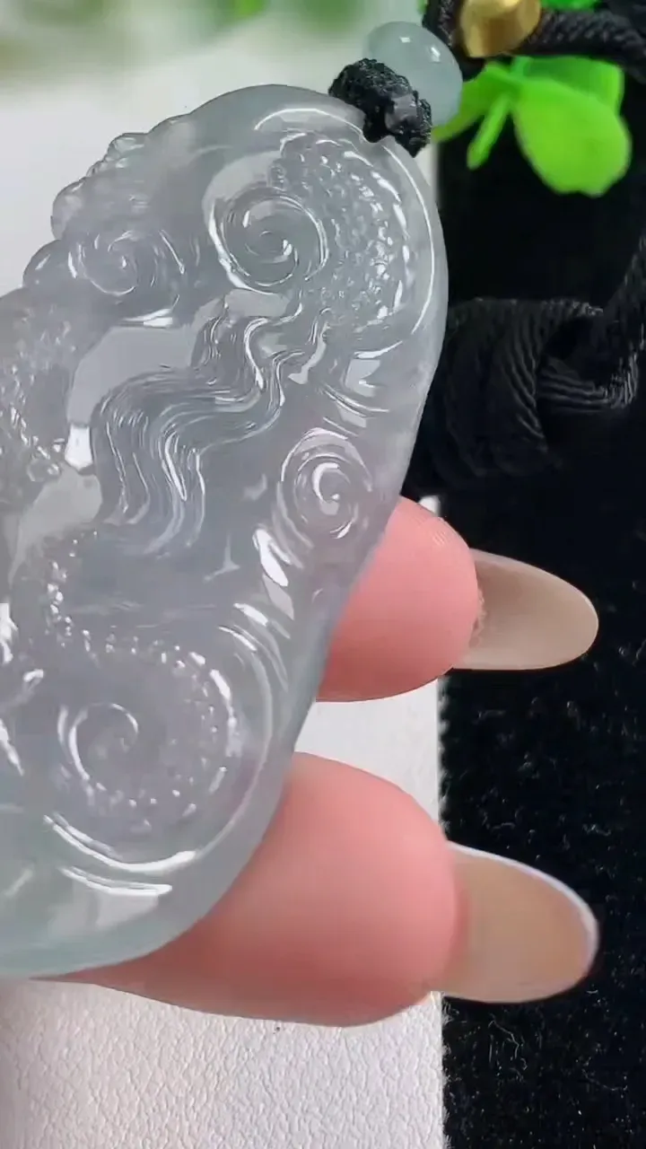 天然A货翡翠种白冰龙牌吊坠，尺寸56.7-27-10.2，重量:29.40g
11月2日