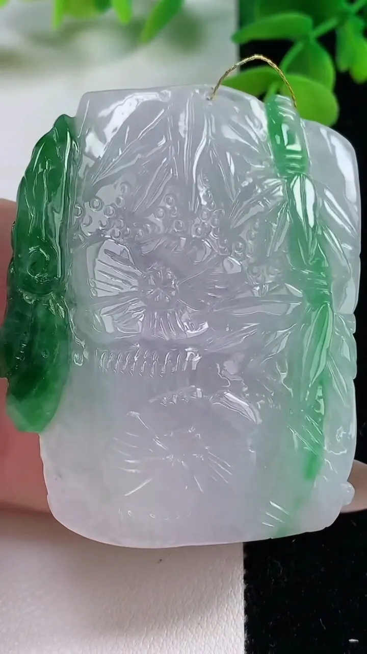 天然A货翡翠花开富贵吊坠，尺寸54.6-43.6-13.6，重量:41.95g
11月2日