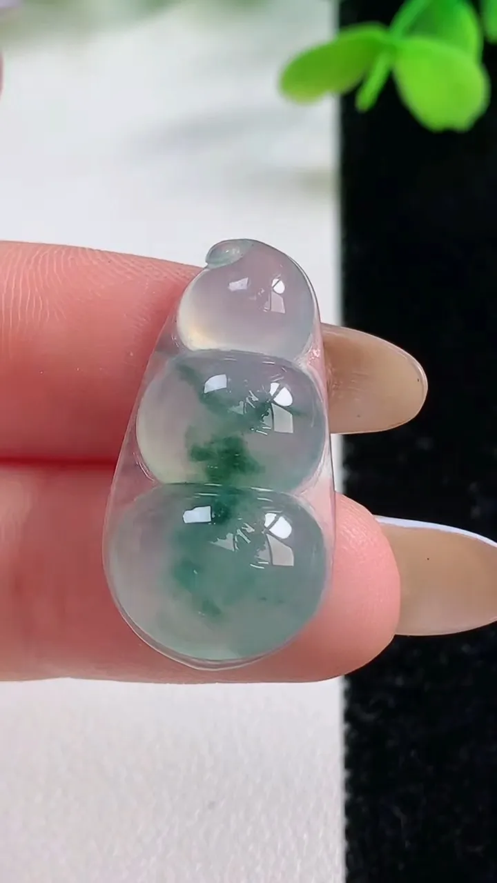 天然A货翡翠冰种飘花福豆吊坠，尺寸28-14.4-5，重量:3.31g
11月2日