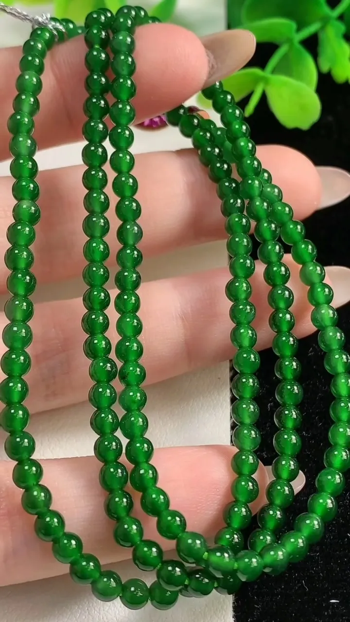 天然A货翡翠小米珠项链，尺寸3.6-163颗，重量:16.00g11月2日
工厂直销收藏佳品,种好水足，色泽均匀，有种有色，上手高大气！