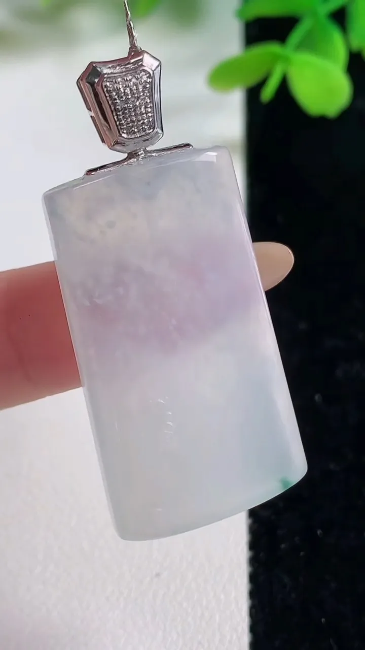 天然A货翡翠种飘花无事牌吊坠，尺寸35.7-20-5.1，重量:11.90g
11月2日