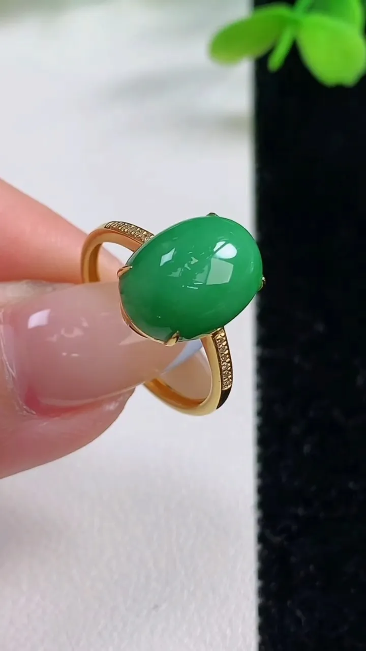 天然A货翡翠蛋面戒指，尺寸17.3-13-9.2-6.6，重量:2.26g2025年11月2日
工厂直销收藏佳品,种好水足，色泽均匀，有种有色，上手高大气！