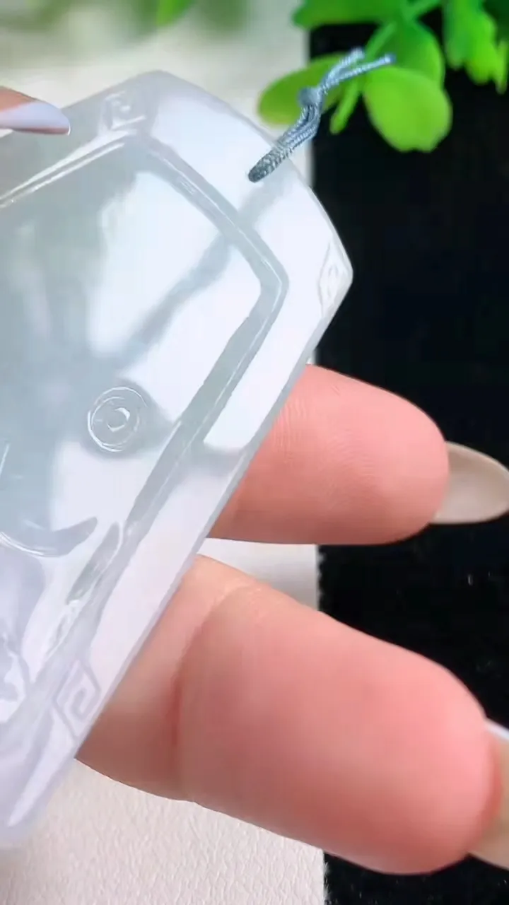 天然A货翡翠普贤菩萨吊坠，尺寸62.4-41-4.6，重量:24.81g
11月2日